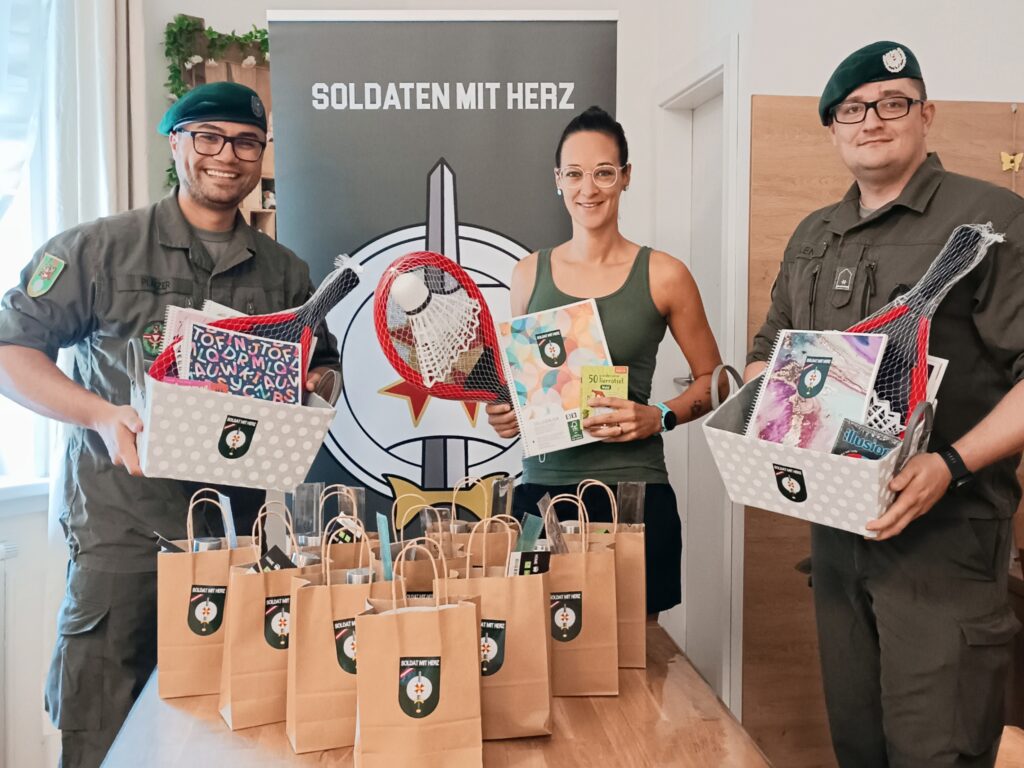 Vereinspräsident Zugsführer John Patrick Platzer, Teamleiterin Corinna Schabus und Wachtmeister Daniel Kolenik vom Militärkommando Kärnten bei der Spendenübergabe.